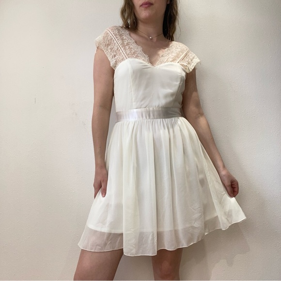 elise ryan Dresses & Skirts - Vintage White Lacey Tulle Dress